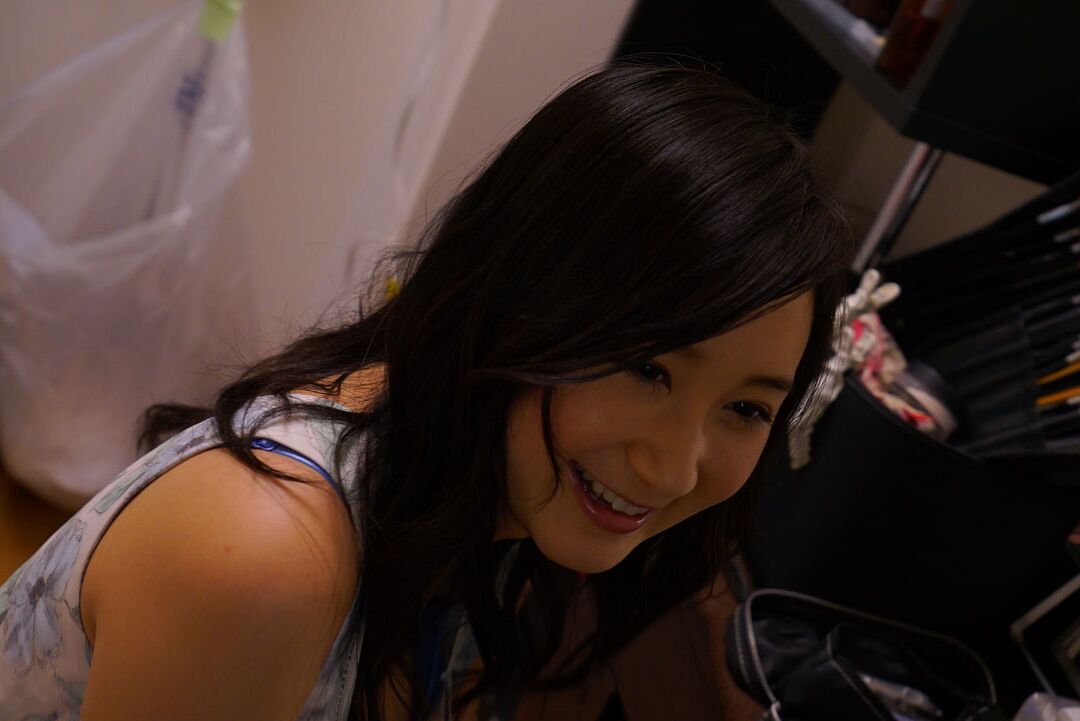 20P esbelta japonesa MILF Chie Aoi faz com que sua vulva seja penetrada e gozei
