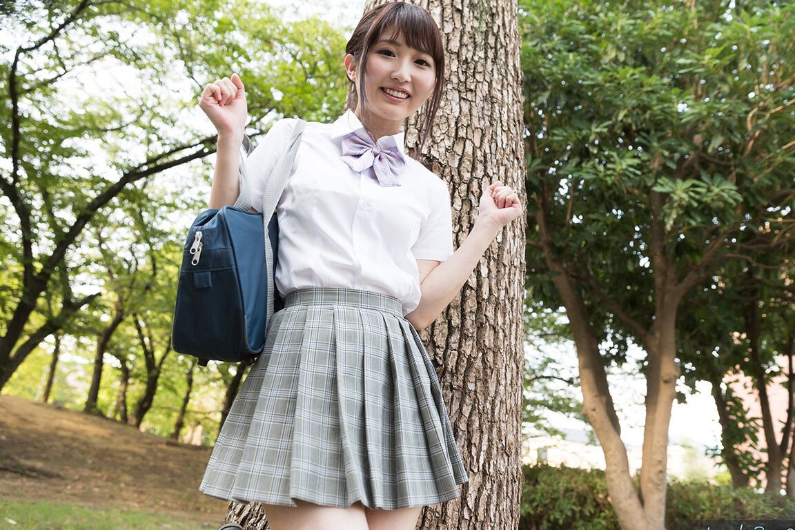 16P Cutie Asian Girl soulève sa jupe d'uniforme pour montrer sa culotte et montrer sa chatte