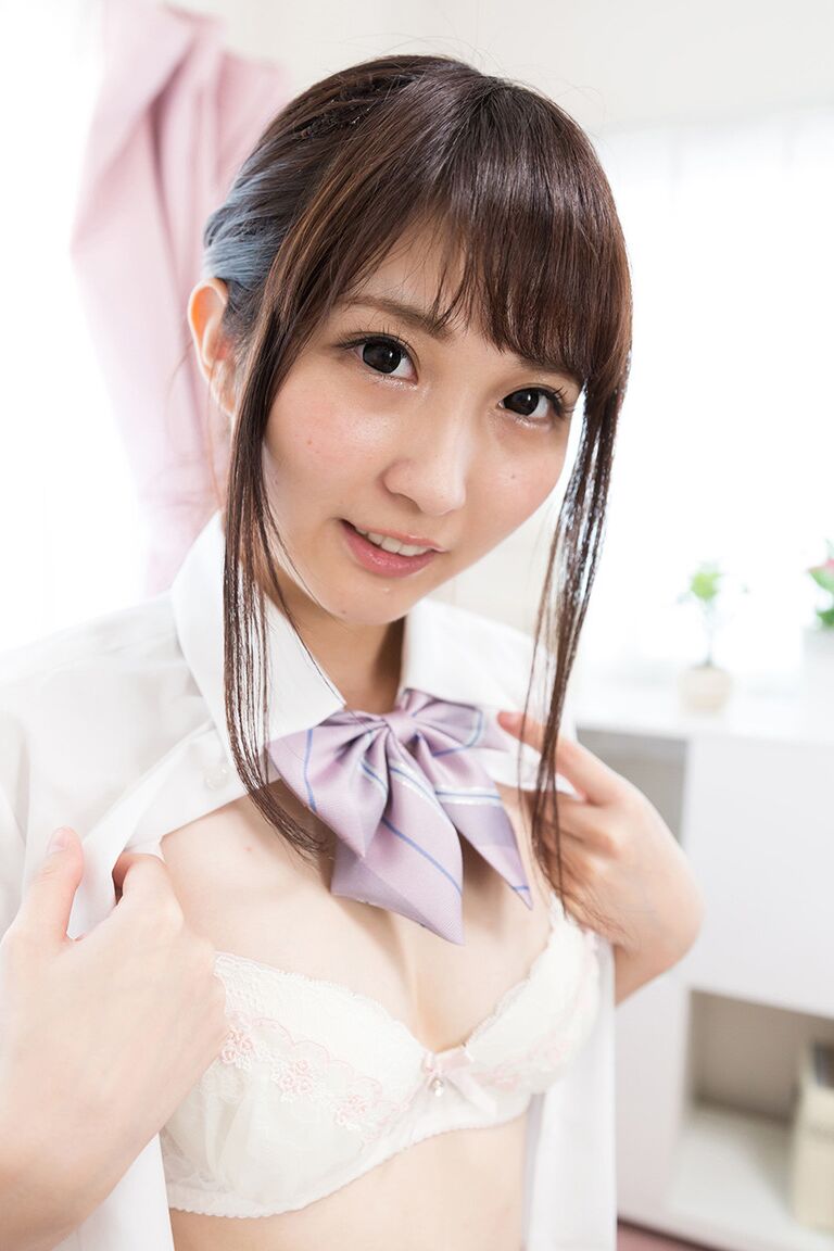 16P Cutie Asian Girl soulève sa jupe d'uniforme pour montrer sa culotte et montrer sa chatte