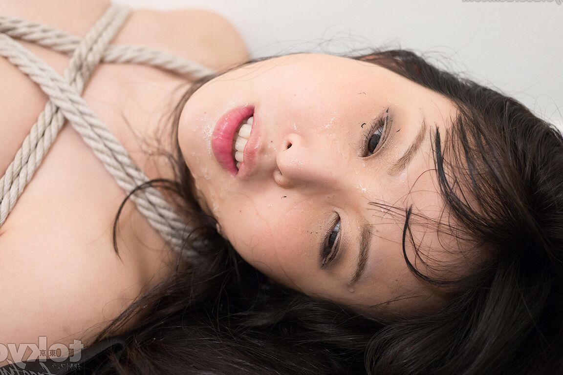 16P 日本人の女の子はロープで縛られながら口を犯されることに耐えます