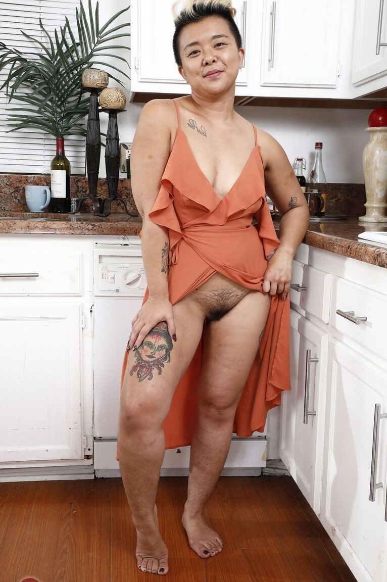 21P Lulu Sparkle, une asiatique amateur tatouée, écarte sa chatte poilue.