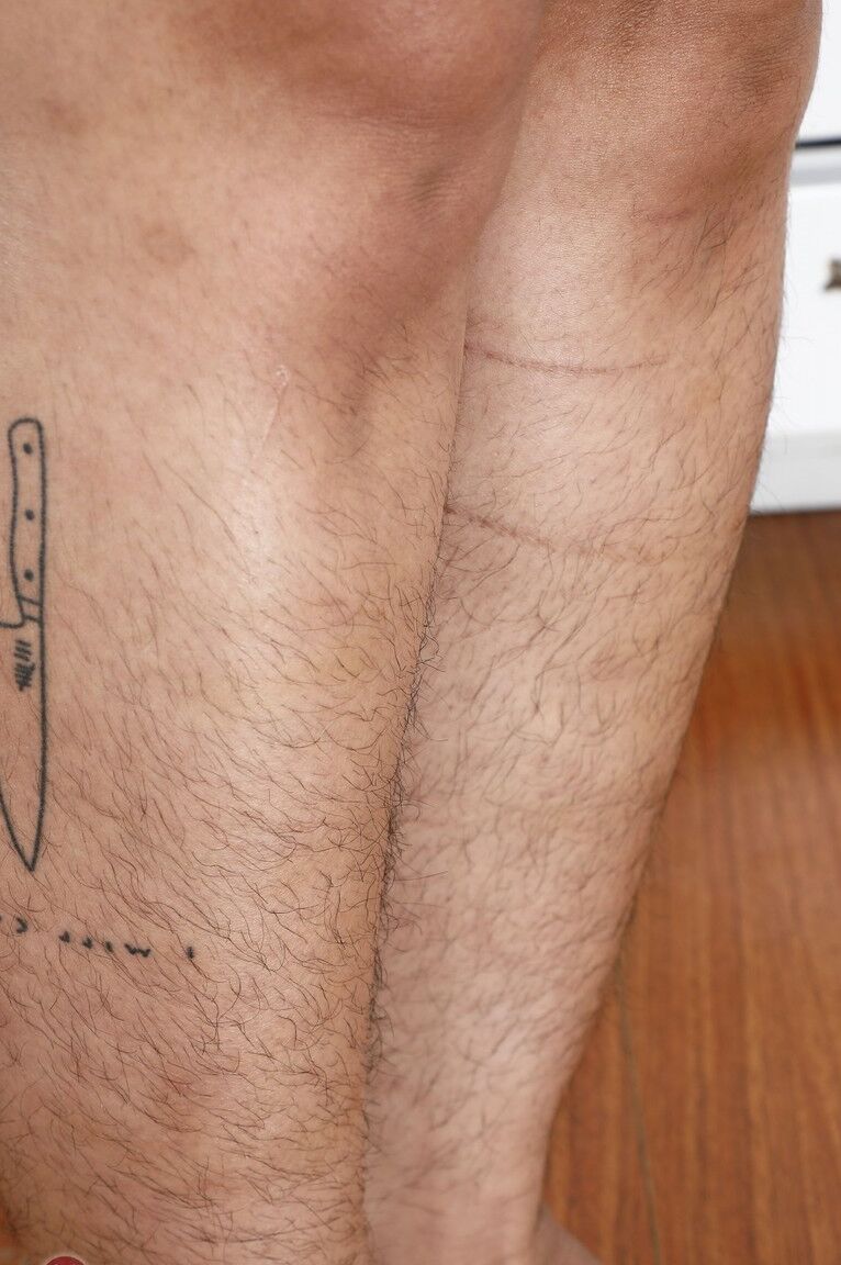 21P Lulu Sparkle, une asiatique amateur tatouée, écarte sa chatte poilue.