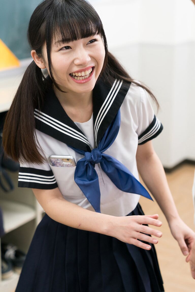 16P Süßes japanisches Schulmädchen hebt ihren Rock hoch, um für den Lehrer im Unterricht zu masturbieren
