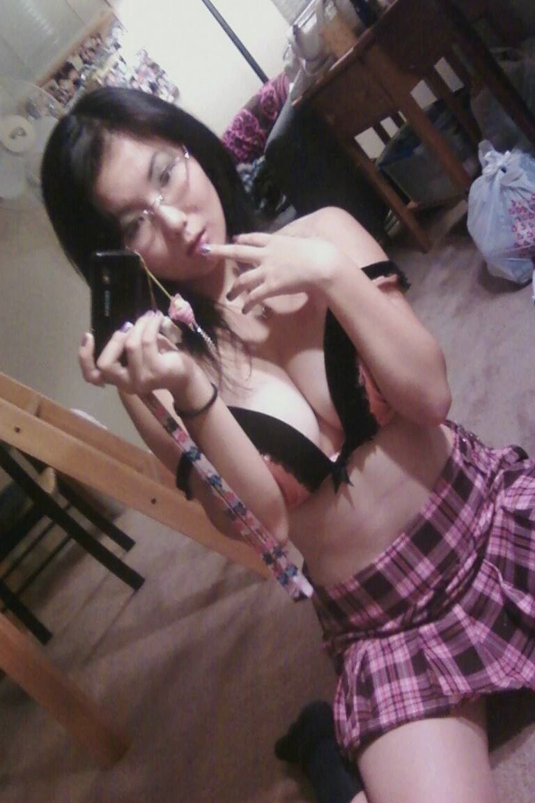 21P La colegiala amateur Chiyoku frota su atractivo coño afeitado hasta el orgasmo
