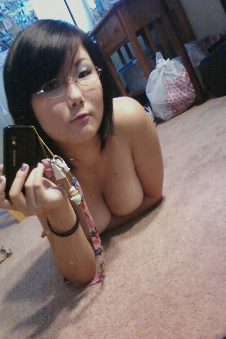 21P La colegiala amateur Chiyoku frota su atractivo coño afeitado hasta el orgasmo