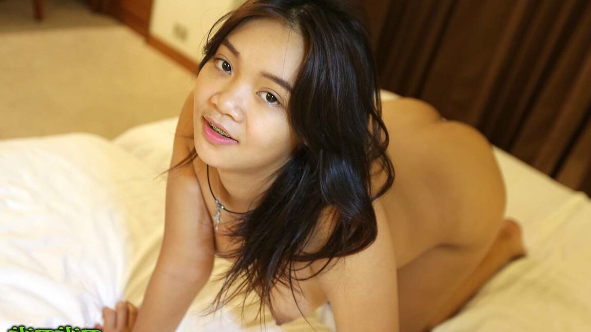 12P Joven tailandesa con frenillos Apple tiene sexo POV con un turista