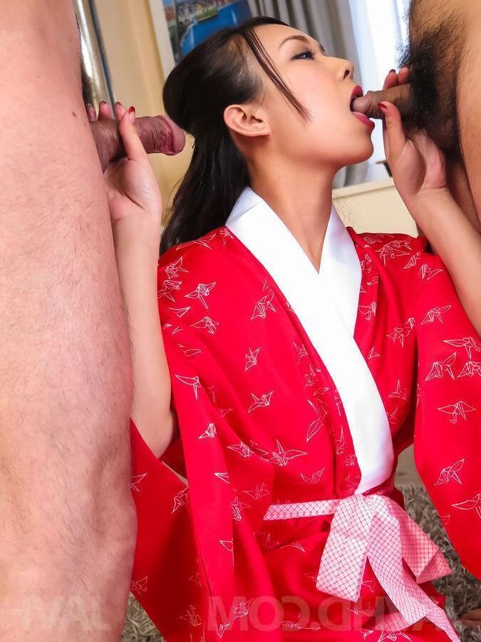15P Saki Fujii Asian suce des bites et les chevauche sous un kimono pour jouir