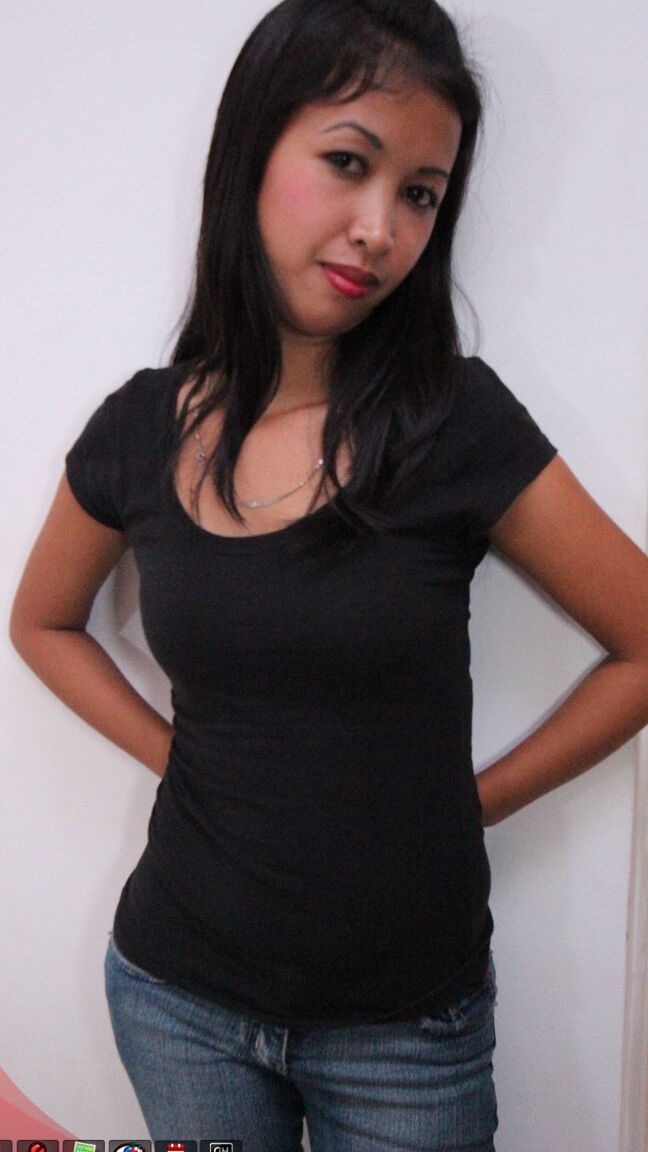 15P La linda morena Angel se afeita el coño