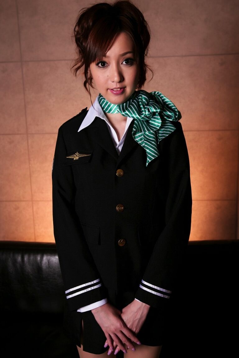 12P Une belle japonaise perd ses seins de son uniforme de pilote