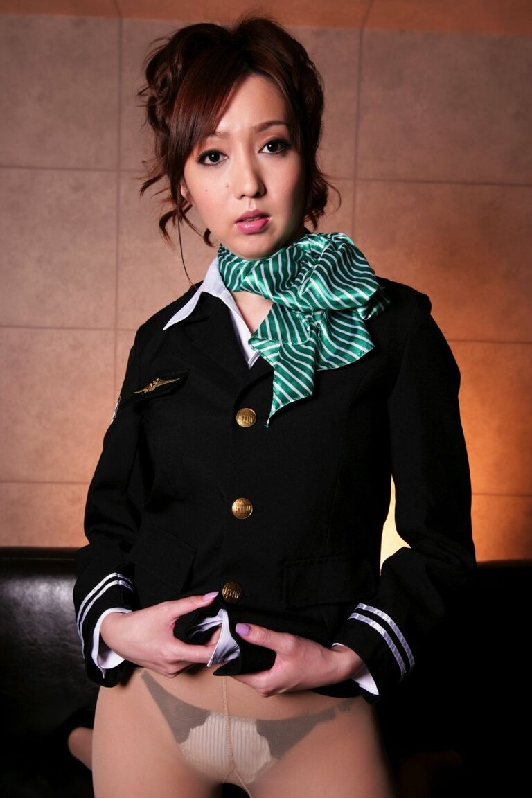 12P Une belle japonaise perd ses seins de son uniforme de pilote