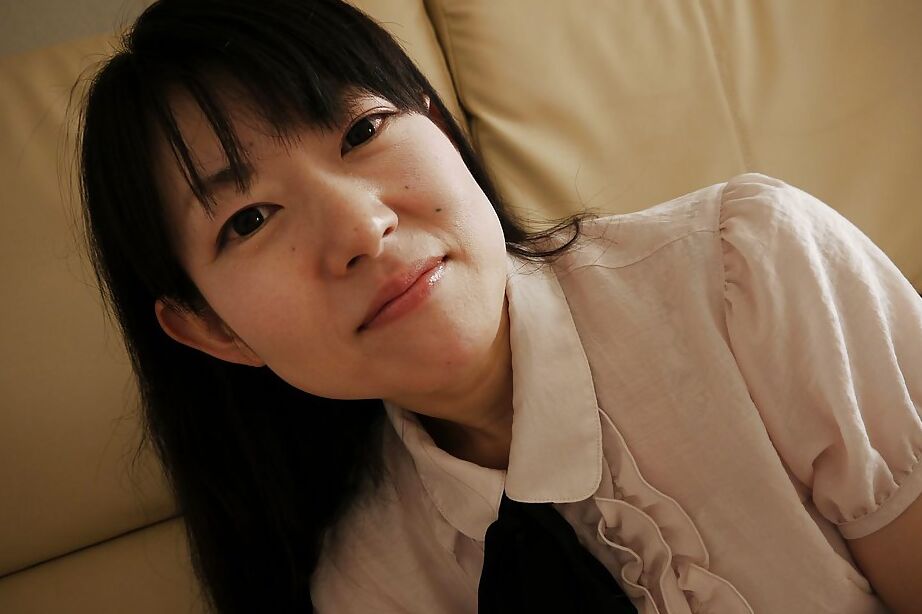 16P Asian Milf babe Ayane Ikeuchi posando em uniforme de colegial e mangueira