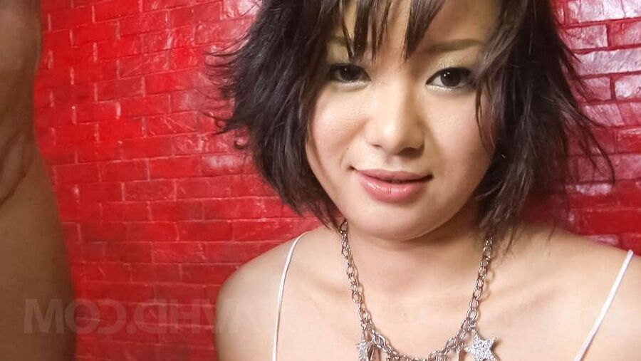 12P Haruka Uchiyama Asian touche la bite avec ses cruches et la lèche
