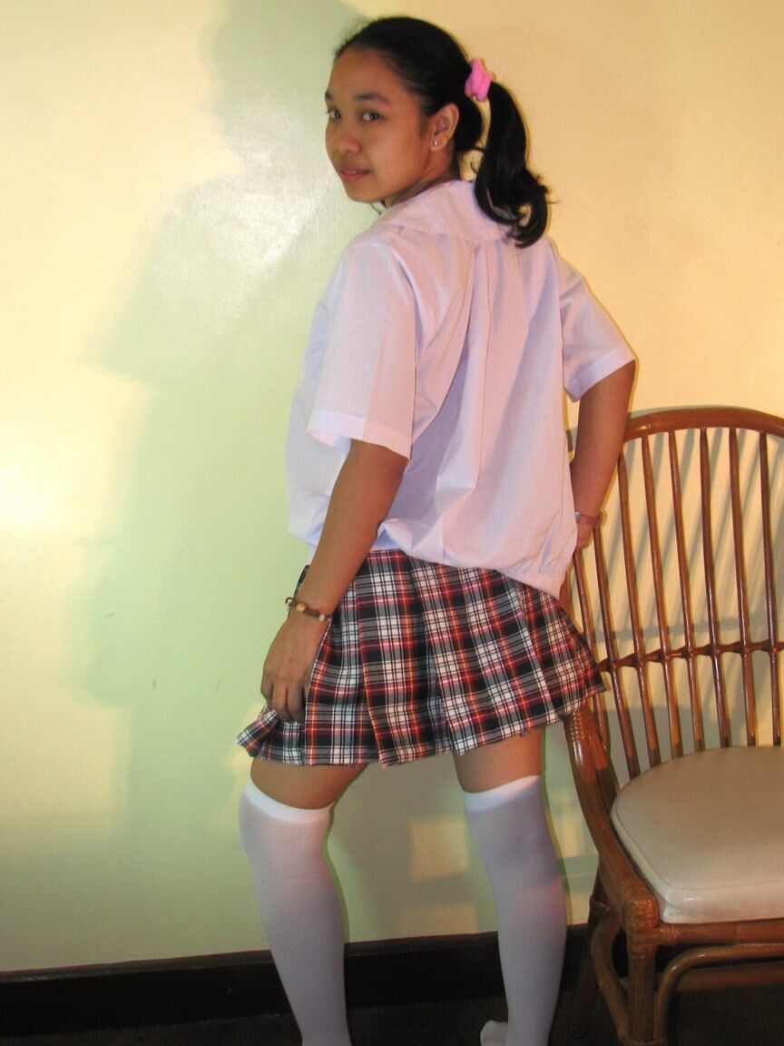 12P La colegiala asiática Maryjane muestra su coño calvo en una silla con calcetines OTK