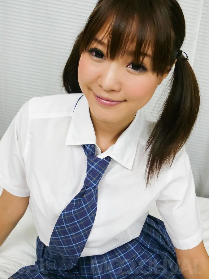 12P Momoka Rin asiática em uniforme sexy recebe gozada nos lábios por causa do boquete