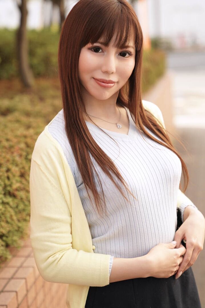 20P Asiática pervertida de tetas pequeñas Miyuki Sakura follada después de desnudarse