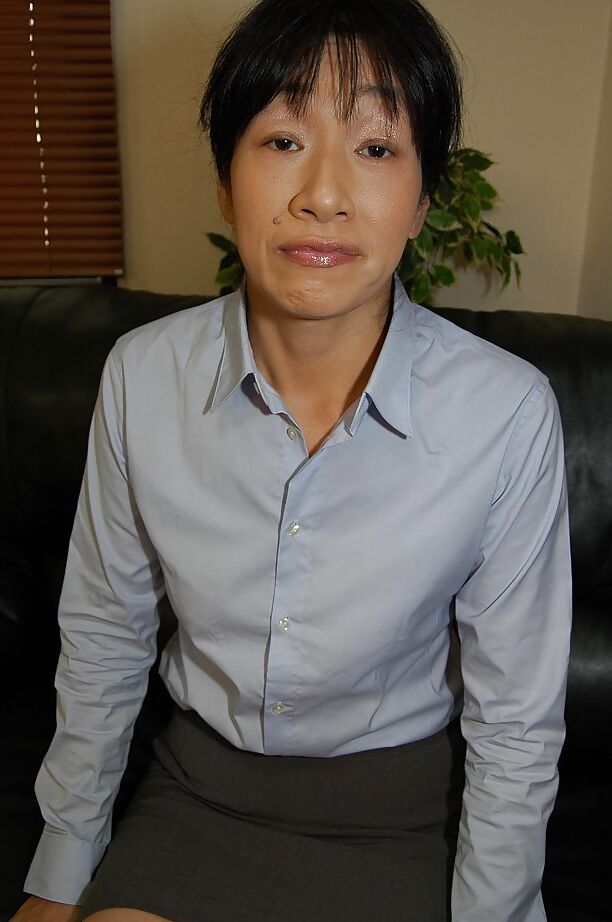 16P Milf asiática con coño peludo Chie Kaneko se masturba en primer plano