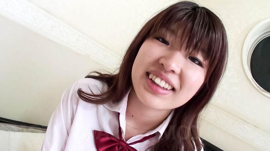 15P 制服を着たアジア人の岡田愛がペニスをしゃぶって桃にバイブを置く