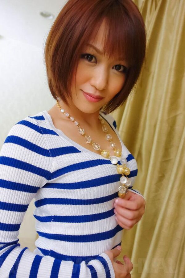15P Nene Mashiro Asiática con blusa rayada y culo desnudo hace una mamada