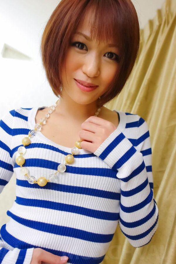 15P Nene Mashiro Asiática con blusa rayada y culo desnudo hace una mamada