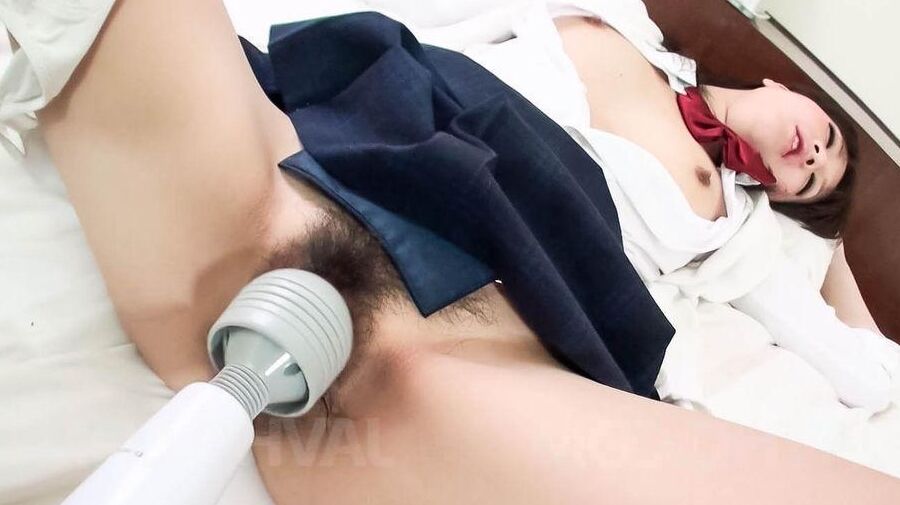 15P Mao Miyazaki Asian reçoit un vibromasseur sur la chatte poilue avant de baiser