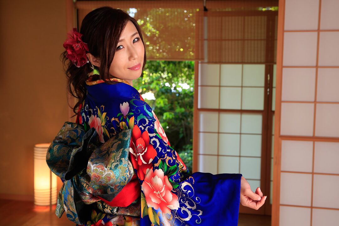 21P A japonesa Ayumi Shinoda tem sua buceta aparada tocada e fodida