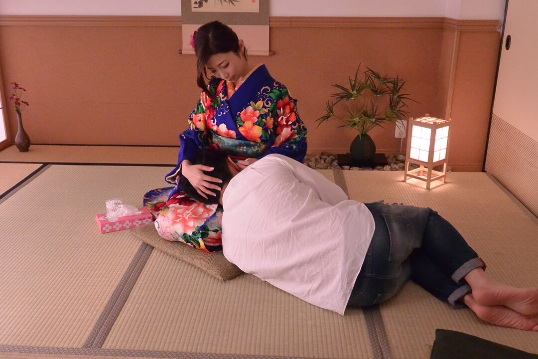 21P A japonesa Ayumi Shinoda tem sua buceta aparada tocada e fodida