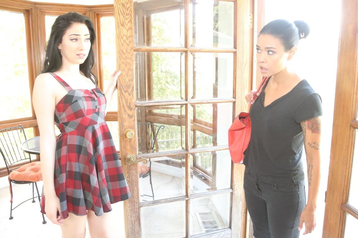18P Las sexys lesbianas Dana y Aria lamen el coño y tienen sexo con un arnés