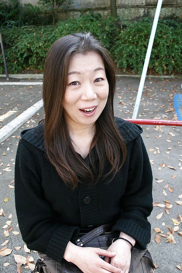 16P Cena de pose ao ar livre com a asiática madura e excitada Yoshiko Makihara