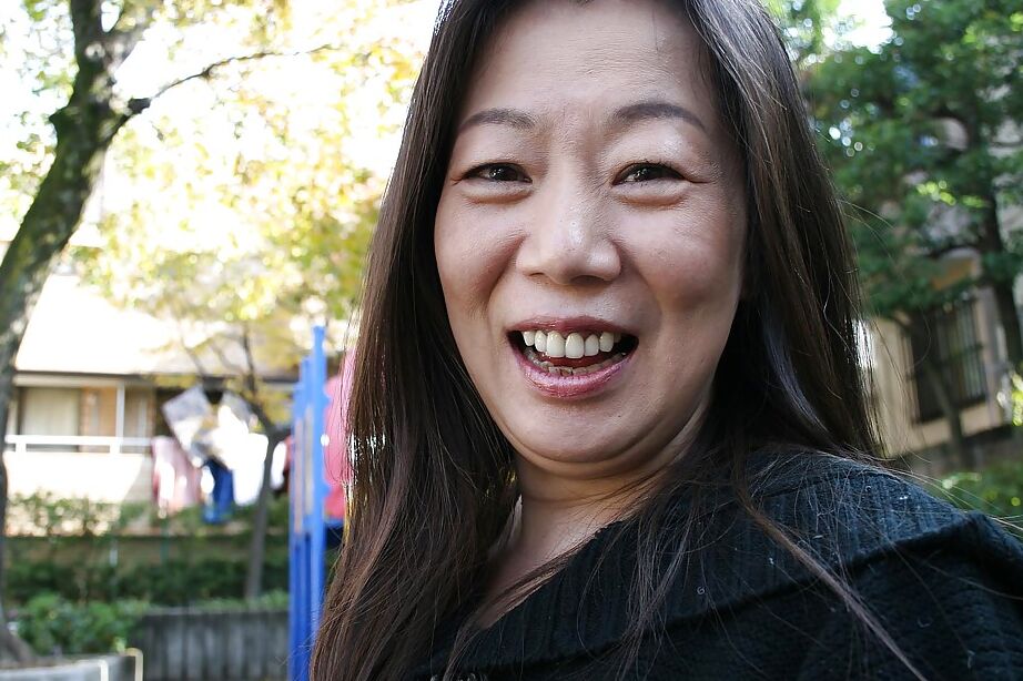 16P Cena de pose ao ar livre com a asiática madura e excitada Yoshiko Makihara