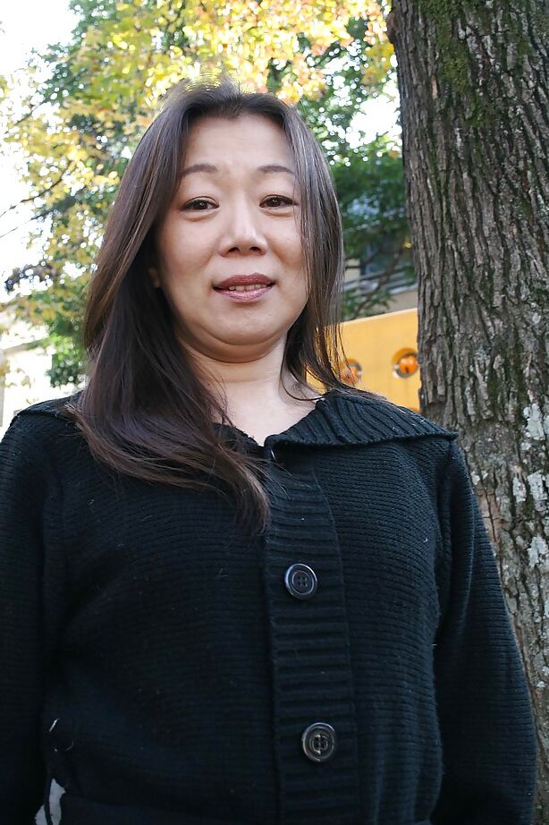 16P Cena de pose ao ar livre com a asiática madura e excitada Yoshiko Makihara