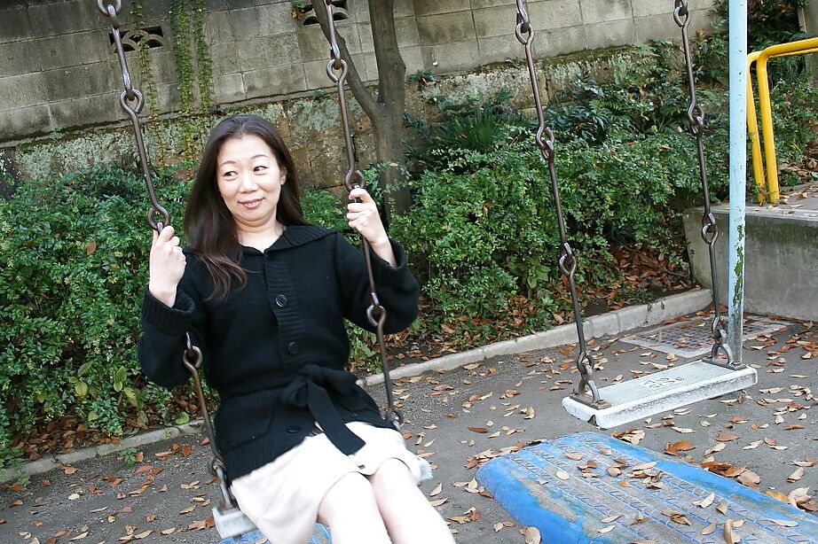 16P Cena de pose ao ar livre com a asiática madura e excitada Yoshiko Makihara