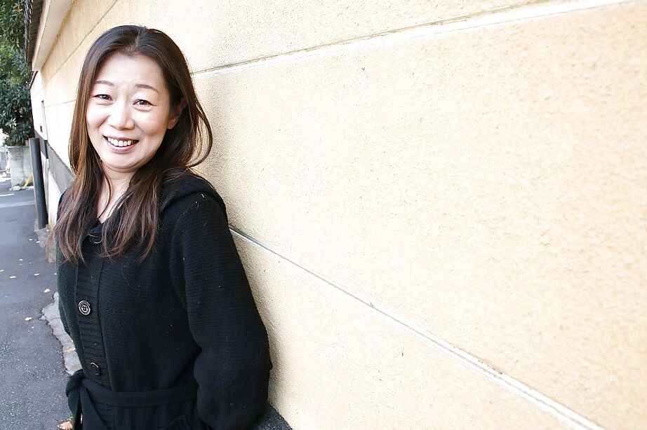 16P Cena de pose ao ar livre com a asiática madura e excitada Yoshiko Makihara