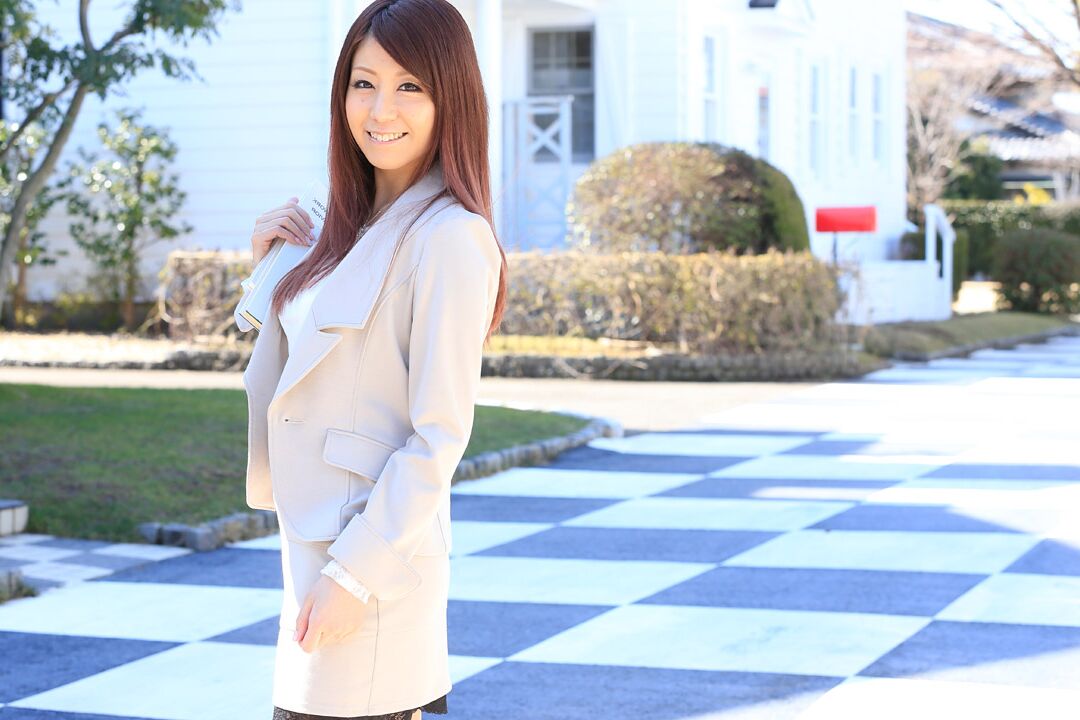 20P A beleza asiática peituda Chihiro Akino mostra sua vulva raspada e cremosa depois de sexo quente