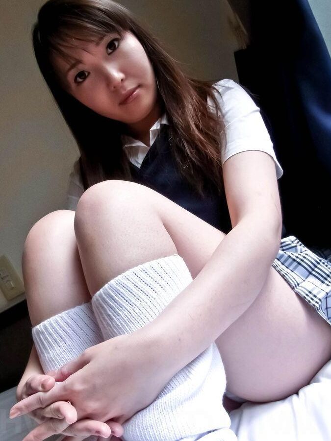 15P Haruka Ohsawa asiática de uniforme mostra seu grande bazoom nu
