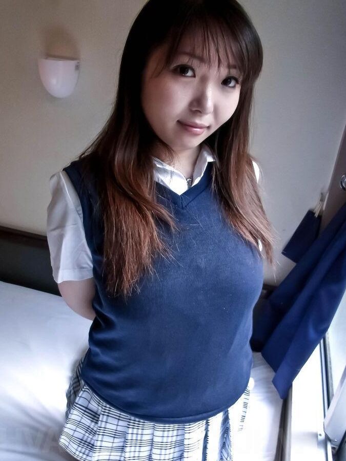 15P Haruka Ohsawa asiática de uniforme mostra seu grande bazoom nu