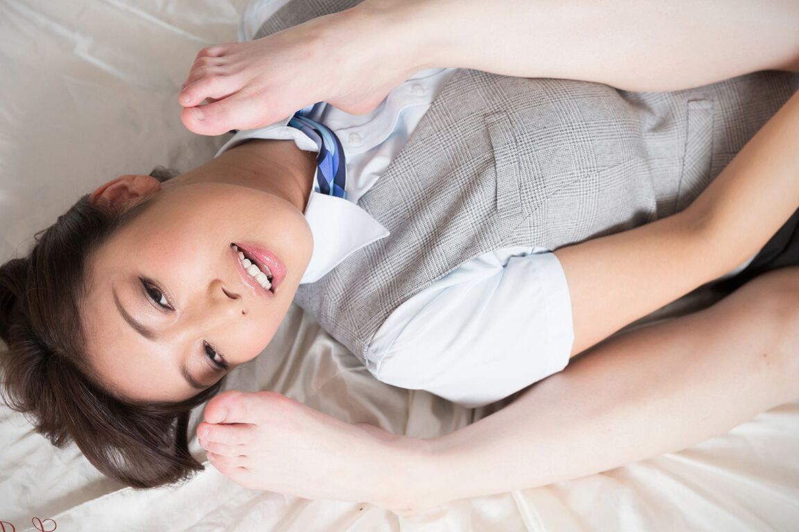 16P Aeromoça japonesa gostosa fica nua e dá footjob com suas pernas lindas