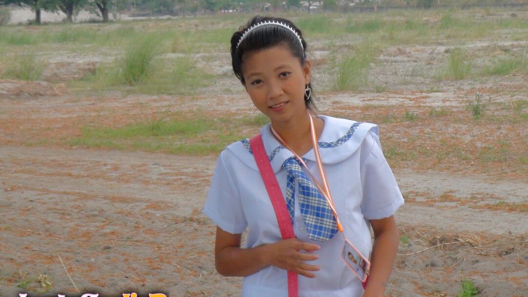 15P Une jeune écolière philippine baise un touriste sexuel en échange d'une cigarette