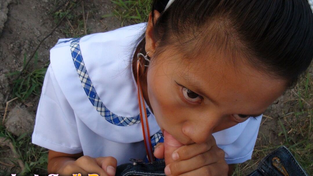 15P Une jeune écolière philippine baise un touriste sexuel en échange d'une cigarette