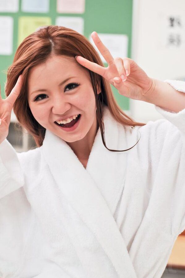 15P 坂本ヒカリ アジア人が彼女の熱い体の写真を撮り、ペニスをしゃぶる