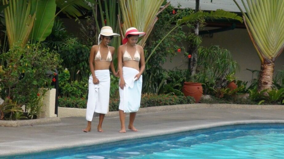 17P Petite Filipino spinners Jeremay & Mayka flash shaved pussy in the pool