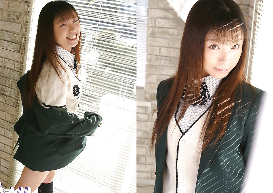 16P La linda colegiala asiática Emiru Momose mostrando sus pequeñas tetas y su coño peludo