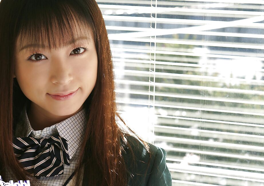16P La linda colegiala asiática Emiru Momose mostrando sus pequeñas tetas y su coño peludo