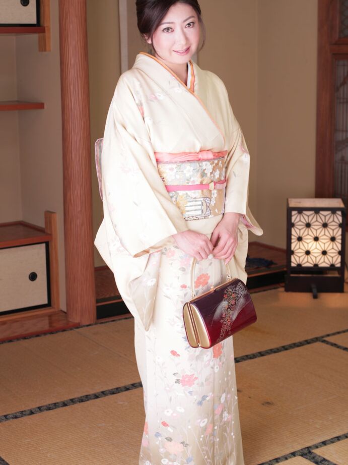 12P La japonesa Ayano Murasaki recibe un facial mientras posa en lencería