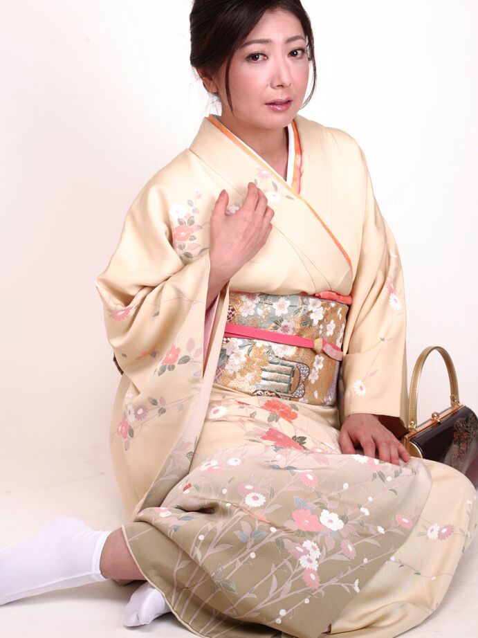 12P La japonesa Ayano Murasaki recibe un facial mientras posa en lencería