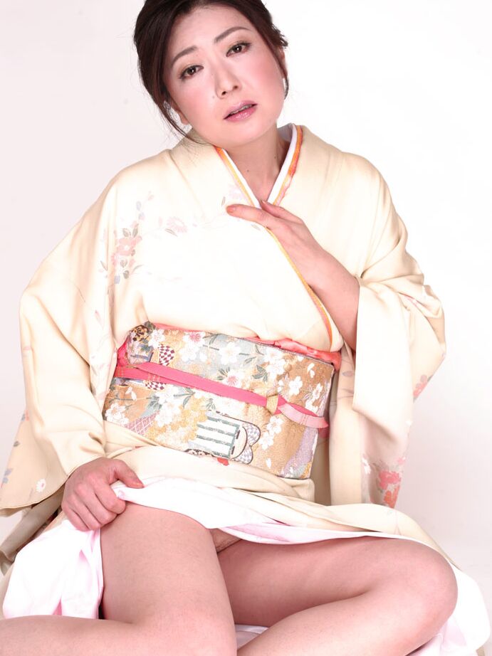 12P La japonesa Ayano Murasaki recibe un facial mientras posa en lencería
