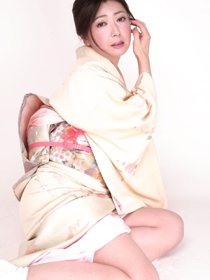 12P La japonesa Ayano Murasaki recibe un facial mientras posa en lencería
