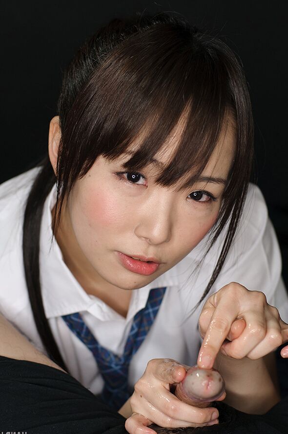 16P japanisches Schulmädchen isst Sperma von ihren Fingern, nachdem es einen POV-Handjob gegeben hat