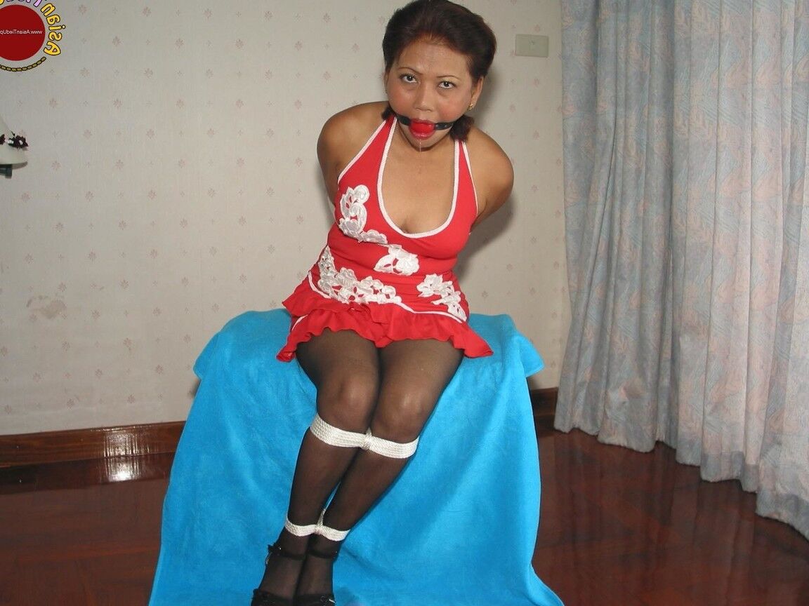 16P Experiência de escravidão de vagabunda asiática madura sentada linda