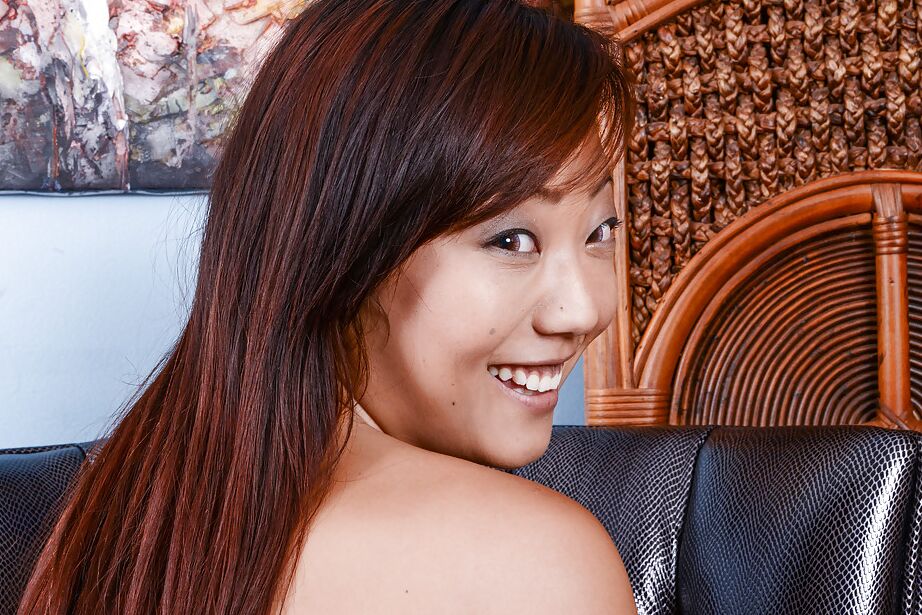 16P Scène de pose amateur avec une jeune asiatique Miko Dali en gros plan