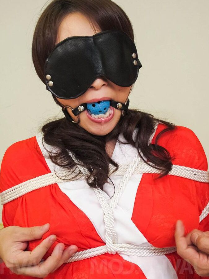 15P Miyama Ranko Asian se fait baiser brutalement dans des branlettes et des jets BDSM